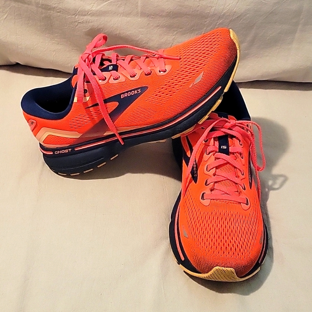Brooks sz 9 Ghost 15 running shoes orange